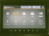 DISCやラジオ、Bluetooth、USBなどの選択肢が画面に並び、使いたい音源を選びやすい構成です。交通情報やスマートフォン連携も選択でき、日々の移動に活用できます。