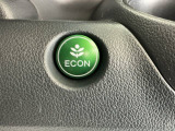 ECONスイッチ操作でエンジンやミッション、エアコンなどを総合的に制御、燃費をよくするようクルマが頑張ります。