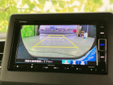 狭い場所での駐車も安心。後方の状況をクリアに映し出し、安全な運転をサポートします。駐車時の不安を解消します。