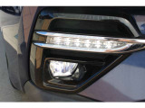 「LEDライナー」もオプション装着、見た目のデザインだけでなく昼間の周りから自車への視認性も高めてくれるアイテムです、「LEDフォグランプ」も装備、霧などの悪天候時の夜間視界をサポートしてくれます