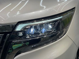 【LEDヘッドライト】悪天候や夜間走行時も良好な視界を確保し安心して運転できる高輝度LEDヘッドライトを装備!点灯速度が早く、消費電力も抑えられています。