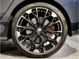 【BMWアロイホイル】軽量かつ強度に拘ったアロイホイル。走行性能ポテンシャルを引き出す設計。車の足元を引き締めてくれる大きなポイントはアロイホイルです。