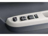 運転席窓操作部です。一括して操作ができ便利です。