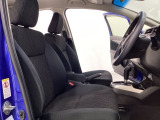 広い足元にゆったり座れるシートには肘掛けも装備しており長距離の運転でも疲れにくくなってます。