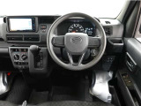 フロントSRSエアバッグは車両前方から乗員が重大な傷害を受けるおそれのある大きな衝撃を受けた場合に作動し、シートベルトが身体を拘束する働きと併せて前席乗員の頭部や胸部などへの衝撃をやわらげる装置です。