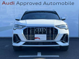 シングルフレームグリルはAudiの象徴的なデザイン要素であり、一目でAudiとわかるスタイル、大きくて迫力のある形状が車のスポーティな印象を強調しており、魅力的なデザインとなっています。