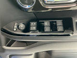 運転席のスイッチで全てのウィンドウの開閉操作を行うことができます。ロックボタンをONにしておくと、運転席以外のウィンドウは作動しないのでお子様を乗せているときなども安心ですね♪