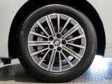 【BMWアロイホイル】軽量かつ強度に拘ったアロイホイル。走行性能ポテンシャルを引き出す設計。車の足元を引き締めてくれる大きなポイントはアロイホイルです。