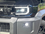 【LEDヘッドライト】悪天候や夜間走行時も良好な視界を確保し安心して運転できる高輝度LEDヘッドライトを装備!点灯速度が早く、消費電力も抑えられています。