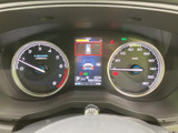 左右のメーターと中央の表示画面に情報がまとまり、運転中に必要な表示を確認しやすい配置です。速度や各種案内を把握しやすく、毎日の運転を支える見やすい計器類です。