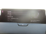 こちらのお車には先進安全装備が多数搭載されています。衝突被害を回避あるいは軽減するためのブレーキや、後方死角からの接近警報、車線逸脱を防止する警報装置など、詳しくはスタッフまでお尋ねください。