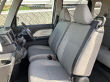 前席はゆったりとした座面と背もたれで、乗車時に落ち着きやすい空間です。窓からの視界も確保され、乗り降りの際にも車内の様子を見渡しやすくなっています。