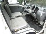 シンプルで操作しやすい運転席まわり。仕事で毎日使う車だからこそ、扱いやすさが嬉しいポイントです。