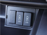 【USBチャージャー】USB充電口も装備されており、みんなで快適ドライブ