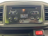 ラジオやCD、AUXに対応したオーディオを備え、選局や音量のボタンも画面周辺にまとまっています。表示を確認しながら、日常の移動中もお好みの音楽を楽しめる装備です。