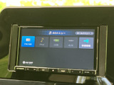 FM・AMやiPod、USB、AUXなどの音源を画面から選択でき、利用するメディアに合わせて切り替えられます。表示が整理されており、乗車中に希望の音源を探しやすい構成です。