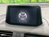 【7インチマツダコネクト】車内の雰囲気にマッチした大型のディスプレイ。スマホ接続でのナビ使用やBluetooth再生等、様々な機能が楽しめます。直感的なダイヤル操作が可能で、使い勝手も良好です。