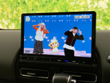 映像を画面で楽しめる装備を備えています。停車中の待ち時間などにテレビを視聴でき、操作画面も見やすく、目的の映像を選びやすいので、車内で過ごす時間に便利です。