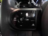 MINIの運転席操作部は、中央に構えるディスプレイが最大の特徴です。航空機を思わせるトグルスイッチなど、直感的で遊び心のあるメカニカルな操作感が、ゴーカートのような走りの高揚感を高めます。