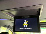 【フリップダウンモニター】大画面モニターで後席でもエンタメをお楽しみいただけます。小さなお子様にも大人気の装備です♪