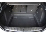 後部座席を倒して、さらに荷室を広くお使いいただけます☆お問合せ(無料ダイヤル)0078-6002-613077迄お待ちしております。大阪府吹田市芳野町5-55 毎水曜、第二・第三火曜日定休 営業時間10:00〜18:00