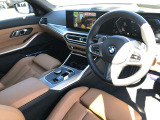BMW 伝統のコックピットはドライバー志向で設計され、人間工学を駆使し、細部に到るまで設計されたコックピットを実現しました。