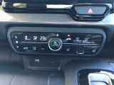 オートエアコン装着車で車内はいつも快適です!