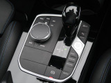 【シフトノブ】BMWの高性能オートマチックは、ATセレクトレバーを左側に倒すことで、通常の「D」から「S」(スポーツ)または「M」(マニュアル)へと切り替えが可能です。