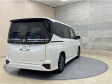 後部座席とリヤはプライバシーガラスになっています。座っている人や置いてある荷物が見えにくくなっているのでプライバシーの確保が出来ます。