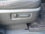 運転席はポジションが微調整できるパワーシート仕様です。