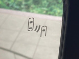 【ブラインドスポットモニター】走行中、ドアミラーの死角になりやすい箇所に後続車が接近するとサイドミラーのレンズに警告を表示!ドライバーに注意喚起をしてくれます。