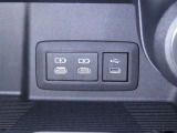 USB端子と充電用USB端子を装備しております。