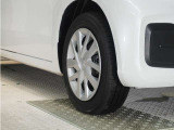◆純正ホイール装着車◆シンプルなデザインのホイールキャップ付きです。