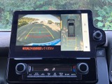 画面には後方の様子に加え、車両周辺を上から見た表示も映し出されます。ガイド線も確認でき、駐車時に周囲との位置関係を把握する手助けとなる、日常で便利な装備です。