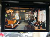 【 フリップダウンモニター 】天井にはフリップダウンモニターも装備されております♪お子様など、ロングドライブでも退屈せず楽しくお過ごしいただけます。