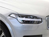 ひときわ印象的なT字型のLEDヘッドライトは、新世代のボルボを象徴するユニークなアイコンとなっています。LEDデイタイム・ランニング・ライトやポジションライト、ウインカーの役割も果たします。