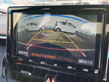 後方の様子を画面で確認しながら駐車でき、ガイド線も目安として活用できます。車両周辺を直接確認する習慣と併せて、駐車時の安全確認をサポートします。