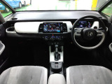 ドライバーを包み込むように、ディスプレーやスイッチ、コンソールを配置。座った瞬間から運転への期待が。空間そのものの心地よさにこだわっています。