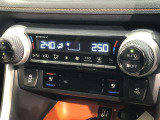 運転席、助手席別々に温度設定ができるデュアルエアコン装備です。男性が暑いと感じても、女性は寒いと感じる、そんな時の車内温度を別々に調節できるので、ストレスなくドライブをお楽しみいただけます。