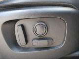 ◆パワーシート『電動パワーシートですので運転中のシート調節も安全に行えます。微調整も可能ですのであなただけのドライビングポジションを実現します。』