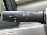 表示がレバー上にまとまり、運転席から目を大きく移さず操作位置を確認しやすい仕様です。天候が変わりやすい日も手元で扱いやすく、日々の運転をサポートします。