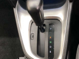 操作しやすいATシフトです。シフトチェンジを気にしなくてよいので運転だけに集中できますね。自然と手に届くところにある、手になじむ形状のシフトノブがいいですね。