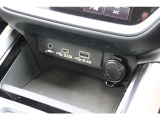インパネ下方スペースにUSB電源&times;2装備、ナビとの接続USBジャックにもなっています、AUX音声入力もできます