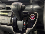 インパネシフトだから視線の移動も少なく足元もスッキリ♪運転席もゆったりしているのでゆとりを持ってドライブできますね!