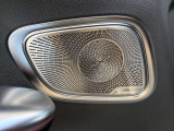Burmester 3Dサラウンドサウンドを搭載。立体感のある音が、力強い走りとともに移動時間を彩ります。