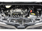 エンジンルームの樹脂部分は丁寧に磨いてツヤをだしています。当社の中古車のエンジンルームクリーニングはとても自信があります★