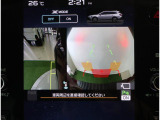 リヤビューカメラで車庫入れも安心。ステアリングと連動しガイド線が動くので、車両感覚をつかみやすくなっています。