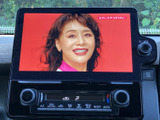 画面にテレビ番組が表示され、停車中に映像を視聴して過ごせます。大きく見やすい画面で、休憩中のひとときや待ち時間にも活用しやすい、車内で楽しめる装備です。