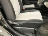 前席はリクライニング機能付き車両です。