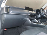 今すぐ走り出したくなる、ドライバーオリエンテッドな空間と、上質で精緻さを具現化したこだわりのインテリアデザインです。